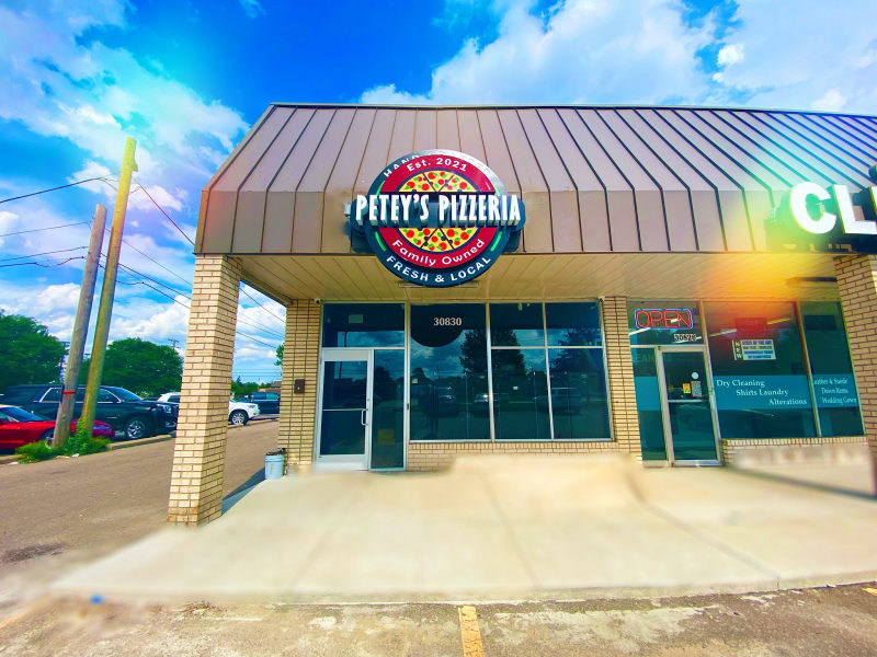 Petey's Pizzeria in Warren